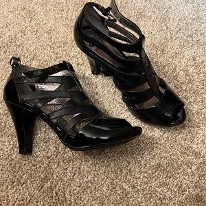 sofft patent and leather strappy heel sandal